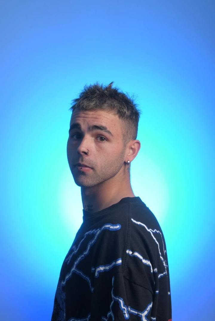 Totto Casasco — retrato con luz azul cian